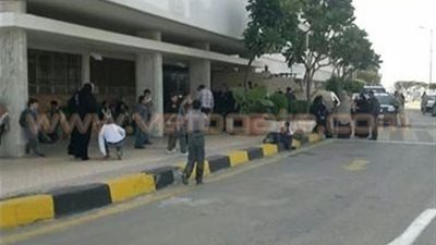 أولياء أمور طلاب مدرسة بدمياط يتظاهرون احتجاجا على نقل أبنائهم