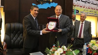 محافظ الفيوم يسلم 72 مشروعا إنتاجيا للأسر المستحقة