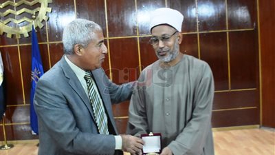 محافظ أسوان يكرم إمام مسجد تحدث عن شهيد قبطى في خطبة الجمعة (فيديو)