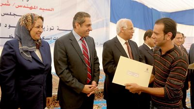بالصور .. محافظ القاهرة يسلم 500 وحدة سكنية ببدر لحالات الزواج الحديث