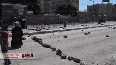 بالصور.. أقباط طما يقطعون الطريق لمقتل أحد ذويهم بسبب أرض زراعية