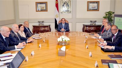 «السيسي» يلتقي «علماء وخبراء مصر».. بحث سبل النهوض بمجالات الصحة والتعليم والنقل وتجنب حوادث الطرق.. مكافحة البطالة والتغيرات الاقتصادية.. ويشدد على التعاون بين المجلس والحكومة لتن
