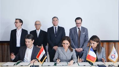 سحر نصر توقع مع الوكالة الفرنسية للتنمية اتفاق منحة لقطاع النقل