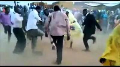 بالفيديو.. أفارقة يرقصون بطريقة مذهلة