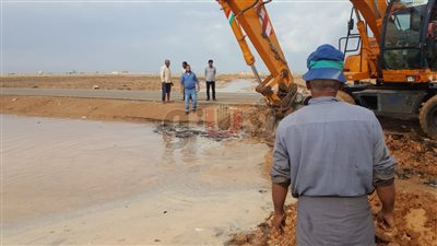 مياه الأمطار تغرق طريق «النجيلة» غرب مطروح (صور)
