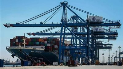وصول وسفر 1069 راكبا وتداول 72 شاحنة بميناء نويبع البحري