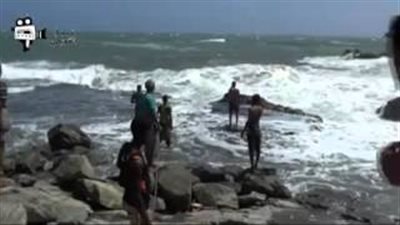 بالفيديو.. لحظة ابتلاع الأمواج شاب في اليمن