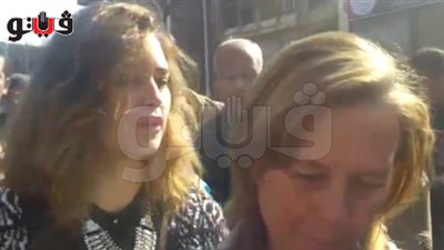 بالفيديو.. أهالي «الطالبية» يطردون أمريكيتين دافعتا عن «الإخوان»