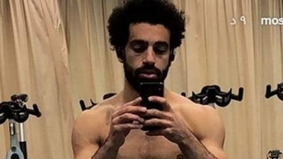 محمد صلاح يستعرض عضلاته في معسكر المنتخب