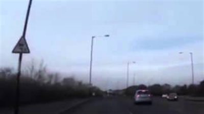 بالفيديو.. لحظة اصطدام سيارة من المجهول بأخرى على الطريق