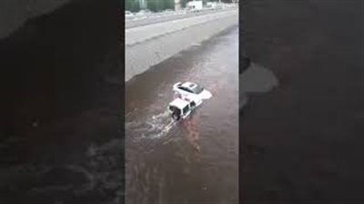 لحظة إنقاذ رجل احتجزته مياه السيول في جدة (فيديو)