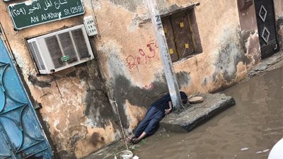 صورة صادمة لطفل لقي مصرعه مصعوقا في أمطار جدة