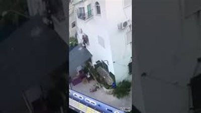 لقطات مفجعة للحظة سقوط طفلة من الطابق الثالث (فيديو)