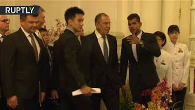 موقف محرج للوفد الروسي في سنغافورة (فيديو)