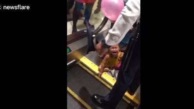 لحظة إنقاذ طفلة حشرت يدها في السلم الكهربائي (فيديو)