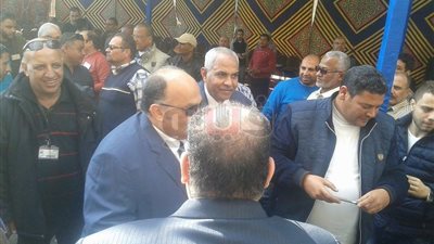 حسام إمام يصافح أعضاء عمومية نادي المقاولون (صور)