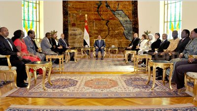 «السيسي» يلتقي مجلس أعمال «الكوميسا».. الرئيس: يجب طرح الصراعات جانبا.. نسعى لتوفير المناخ الملائم لتعزيز التجارة والاستثمار بين دول التجمع.. و«الكوميسا»: سعيدون باستعادة