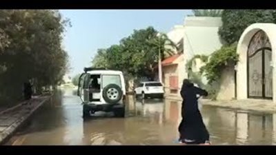 شاهد ماذا فعلت فتاة سعودية منتقبة في مياه الأمطار (فيديو)