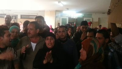 بالفيديو والصور.. مظاهرة للعمال الموسميين في مستشفى المنشاوي بالغربية