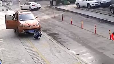 لحظة دهس امرأة انشغلت في هاتفها المحمول (فيديو)