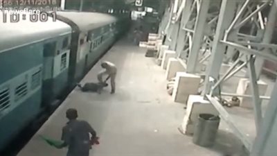 لحظة إنقاذ امرأة كادت أن تسقط تحت عجلات قطار (فيديو)