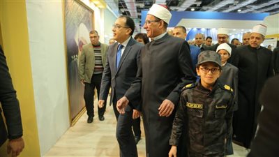 10 صور ترصد زيارة رئيس الوزراء لجناح الأزهر بمعرض الكتاب
