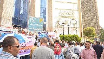 بالفيديو والصور .. العاملون بالضرائب يتظاهرون أمام «الصحفيين» للمطالبة بإقالة هانى دميان