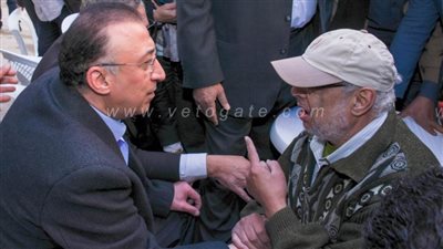 محافظ الإسكندرية يتجول بشوارع منطقة سيوف شماعة ويستمع لشكاوى المواطنين داخل مقهى