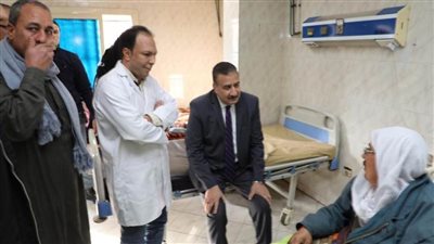 محافظ المنوفية يطمئن على أحوال المرضى ويوجه بتوفير سرير لمسنة في العناية المركزة| صور