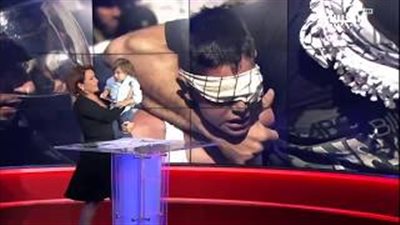 رد فعل مذيعة العربية لحظة اقتحام طفل الاستوديو على الهواء (فيديو)