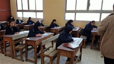 طلاب أولى ثانوى يختتمون امتحانات يناير 2020 بمادة الكيمياء .. غداً