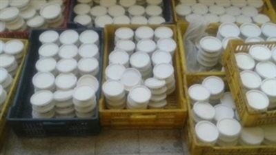 ضبط 180 عبوة زبادي بدون بيانات صلاحية بمحل للألبان في بورسعيد