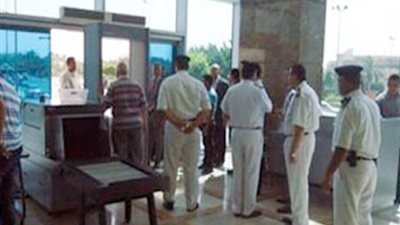ضبط 24 هاربا من تنفيذ أحكام وتحرير 303 مخالفة مرورية بالمطار