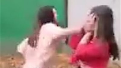 فتيات يحرمن زميلتهن من الإنجاب (فيديو وصور)