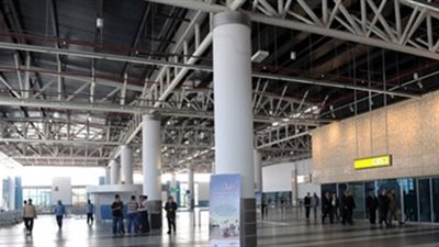 سلطات المطار ترحل 15 أفريقيا حاولوا التسلل بطريقة غير شرعية