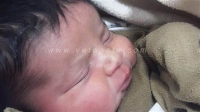 أنقذوه قبل ما يموت من البرد.. أم بلا رحمة تترك رضيعها على باب مسجد بالغردقة | صور