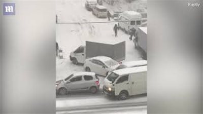 سائقون يفقدون السيطرة على السيارات بسبب الجليد في روسيا (فيديو وصور)