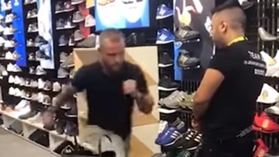 رجل يخدع بائعا بمتجر أحذية ويتسبب في إحراجه (فيديو)