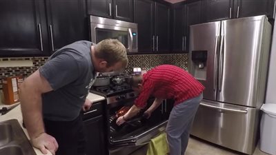 نهاية صادمة لشاب حاول المزاح بديك رومي (فيديو)