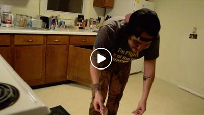 لحظة تعرض شاب للحرق أثناء محاولته إخراج إناء من الفرن (فيديو)