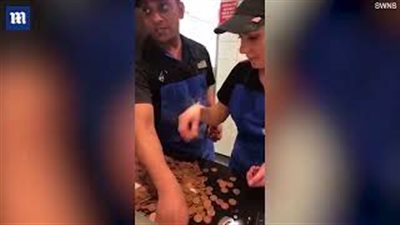 عميل يعاقب «دومينوز بيتزا» بالدفع بالفكة (فيديو وصور)