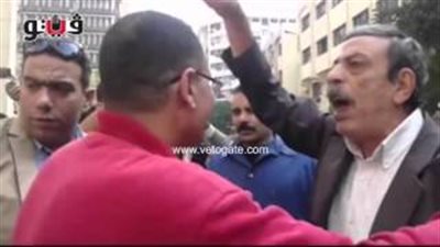 بالفيديو.. مشادات بين مواطن ومتظاهري مصلحة الضرائب أمام «الصحفيين»