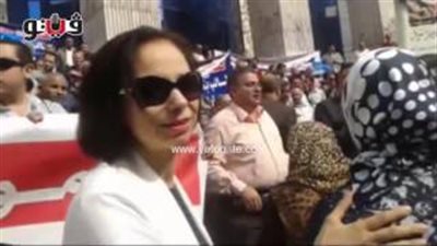 بالفيديو.. مرشحة برلمانية تنضم لوقفة موظفي الضرائب أمام «الصحفيين»