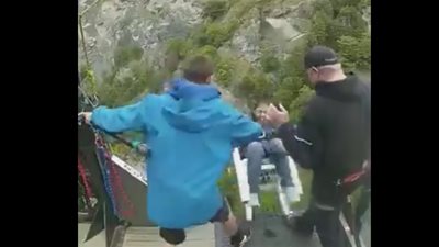 رد فعل فتاة لحظة سقوطها من مكان مرتفع (بالفيديو)