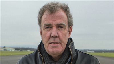 إعلامي بريطاني شهير ينجو من الموت بأعجوبة بسبب سيارة ذاتية القيادة