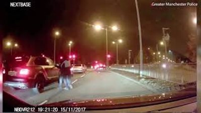 بلطجيان يهاجمان سيارة في إشارة مرور (فيديو صور )