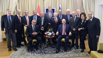 الرئيس الإسرائيلي يستقبل السفير المصري في منزله (صور)