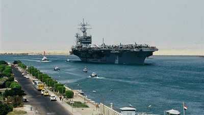 قناة السويس تعيد توجيه سفينتين لتسهيل التفريغ