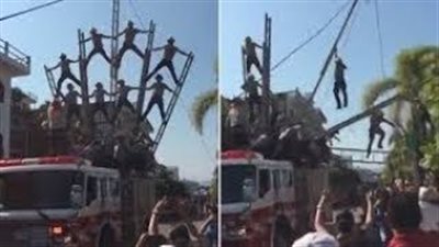 انهيار هرم بشري لرجال الإطفاء بشكل كارثي (فيديو صور)