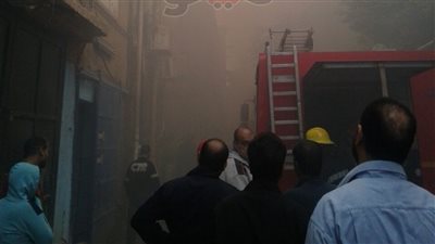 15 سيارة إطفاء للسيطرة على حريق مصنع ملابس في شبرا الخيمة